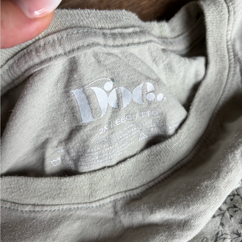 Set of 2 Graphic T-Shirts Size Small - Picture 4 of 7